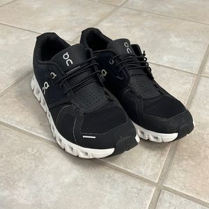 On Cloud 5 - sz 8, worn twice! Great condition!